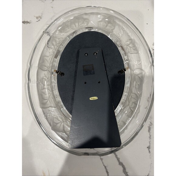 VTG FIFTH AVENUE CRYSTAL GLASS SIGNATURES OVAL  5x7 PICTURE FRAME - Picture 4 of 5